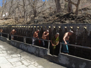 108 tap bathing muktinath temple mustang nepal